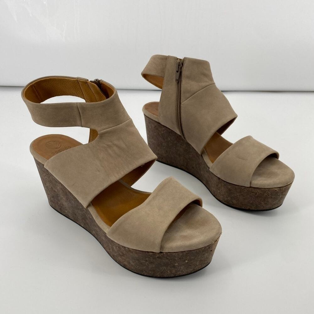 Coclico 40 tan wedge platforms